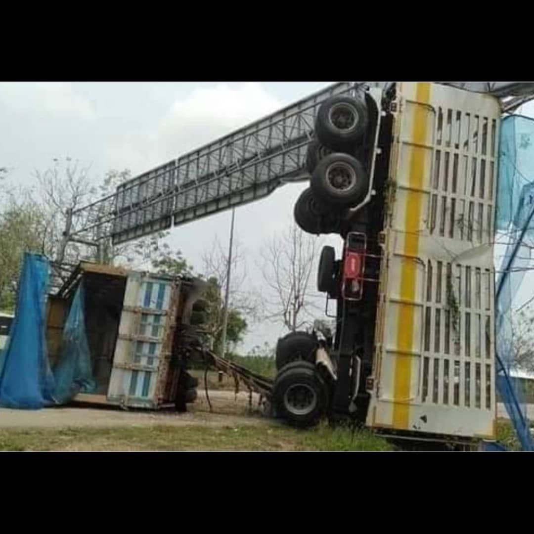 stevekaposi's tweet photo. Crazy #truckcrash in #Thailand! 

https://t.co/OCBhSI2EOK

#Bangkok #ThailandNews #SteveKThailand #TACSThailand #ThailandWatch #DiscoverThailand #StrangeThailand #AmazingThailand #roadaccidents #baddriving #RoadAccidentsThailand #ThaiCrazyAccidents #ThaiStupidDrivers https://t.co/QAUBT44lTR