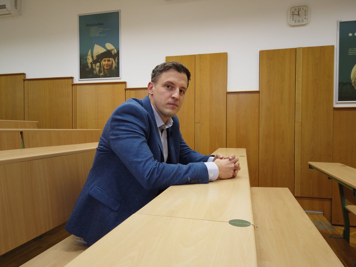 The University of Pécs offers a business #training programme for #pharmacy students, where they can develop crucial economics, finance, and marketing #skills in order to ensure their future #business success. 
international.pte.hu/news/business-…
#interdisciplinary #successful #study