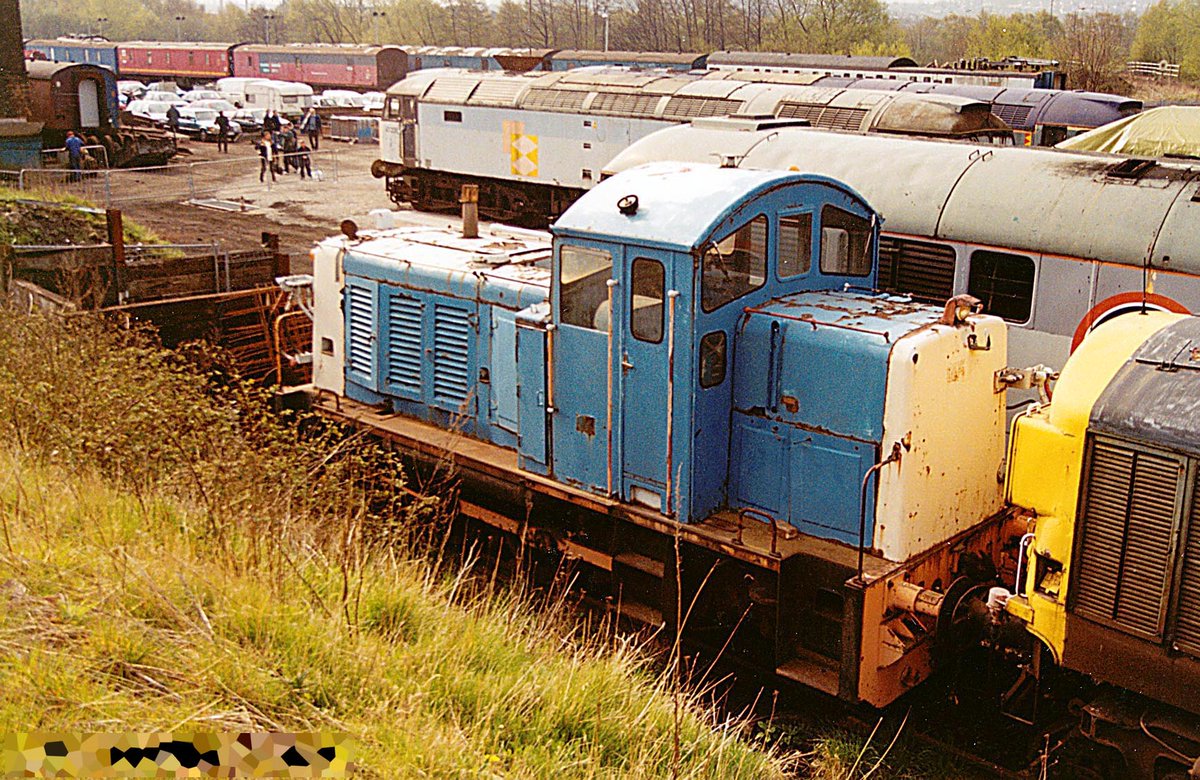 Ranaroth2's tweet photo. 07005. Ruston &amp; Hornsby works no. 480690, 1962. New as D2989 to 71I (Southampton Docks), withdrawn 07/1977. Ex. ICI Wilton, Cleveland. Now at Photo: Barrow Hill Roundhouse, 20.04.2002,. #DIESEL #railway #locomotive #shunter #RustonHornsby #Class07 #BarrowHill @SalopianLyne https://t.co/Aq9l8w09RO