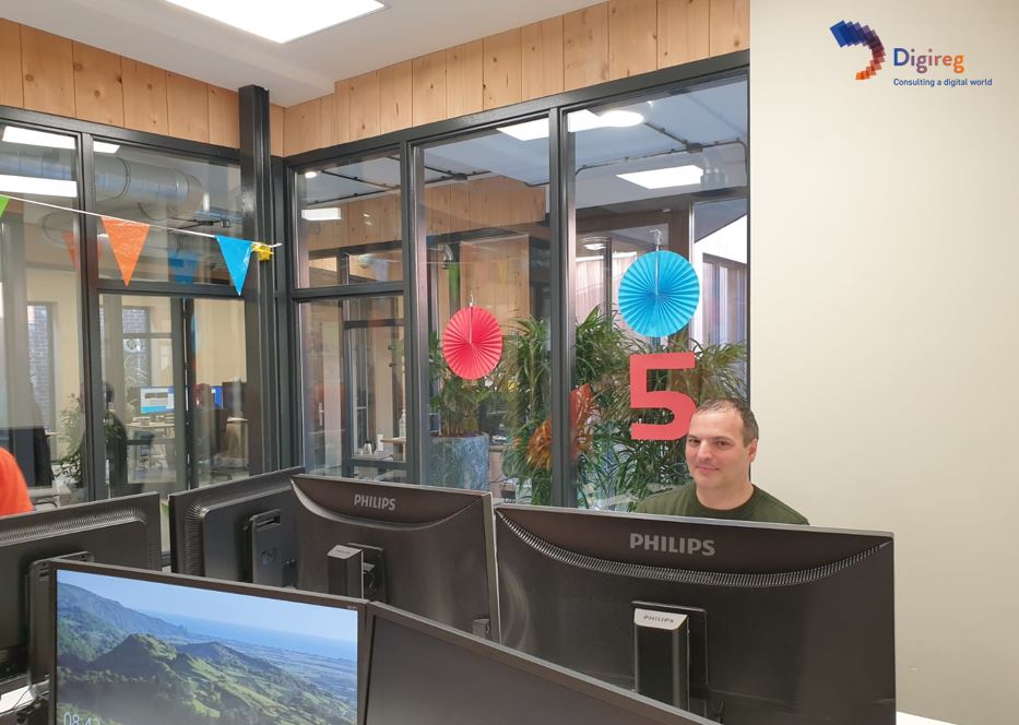 Digireg's tweet image. Kees Ripmeester is 5 jaar geleden bij @Digireg  begonnen. Intussen is Kees meegegroeid met ons mooie bedrijf en onze rots in de branding voor heel veel verschillende soorten werkzaamheden. Kees heel erg bedankt voor wat je ons en onze klanten gegeven hebt in de afgelopen 5 jaar!