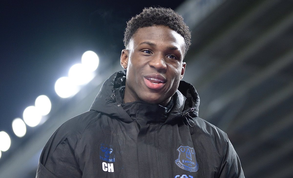 EvertonNewsFeed's tweet photo. 🗞Thierry Small is willing to reject a 3 year professional contract at Everton to pursue 1st team opportunities elsewhere with the likes Manchester United, Arsenal, Brighton and Brentford said to be interested in the 16 year old

(Source - @RyanTaylorSport ) https://t.co/IkFKqdUBIu