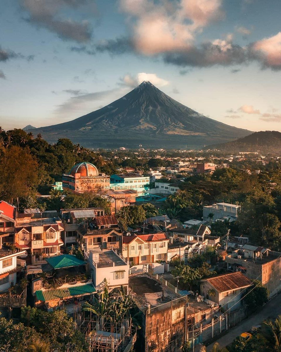 My roots, my pride 💙 celebrating my third Twitter anniversary today with one of my best moments capturing AA Apartments in Mayon Volcano, previous 7 Wonders of the World 🌎 🏠🌋🌎
