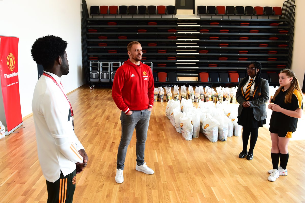 MU_Foundation's tweet photo. We're proud to have continued our partnership with @ManUtd and @FareShareGtrM to provide 3️⃣8️⃣3️⃣,4️⃣7️⃣2️⃣ food items to thousands of families before Easter 🐣🥫👨‍👩‍👧‍👦 

Thanks to @WesBrown24 for supporting the final drop offs at our partner schools 🏫🙌

📍 @MEACentral https://t.co/VJ0cJPzRJ0