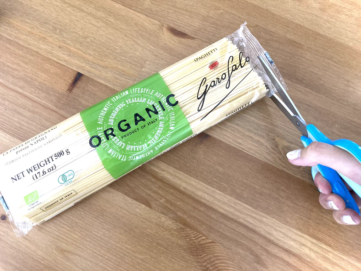 切り方ひとつで、とっても便利に！パスタの袋を開封するときはこうすると良い！