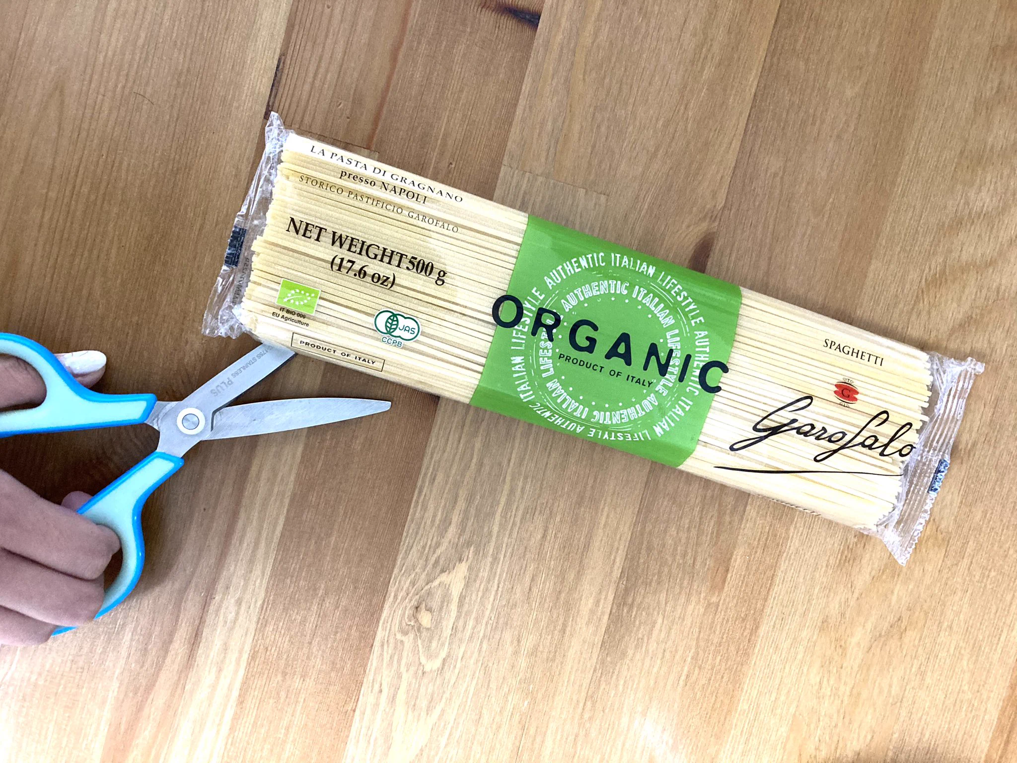 切り方ひとつで、とっても便利に！パスタの袋を開封するときはこうすると良い！