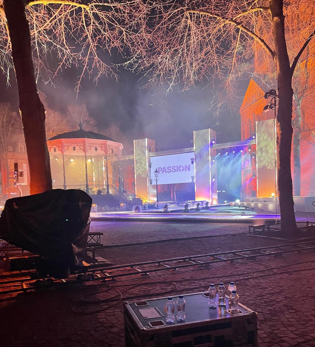 Vanavond is het zover: #thepassion in Roermond. Ook al is er geen publiek, het is toch een grote operatie. Met niemand minder dan onze HTV'ers van Gilde Instituut voor Veiligheid die het gebied beschermen. Al 3 dagen lang assisteren zij handhaving, verkeersregelaars en politie.