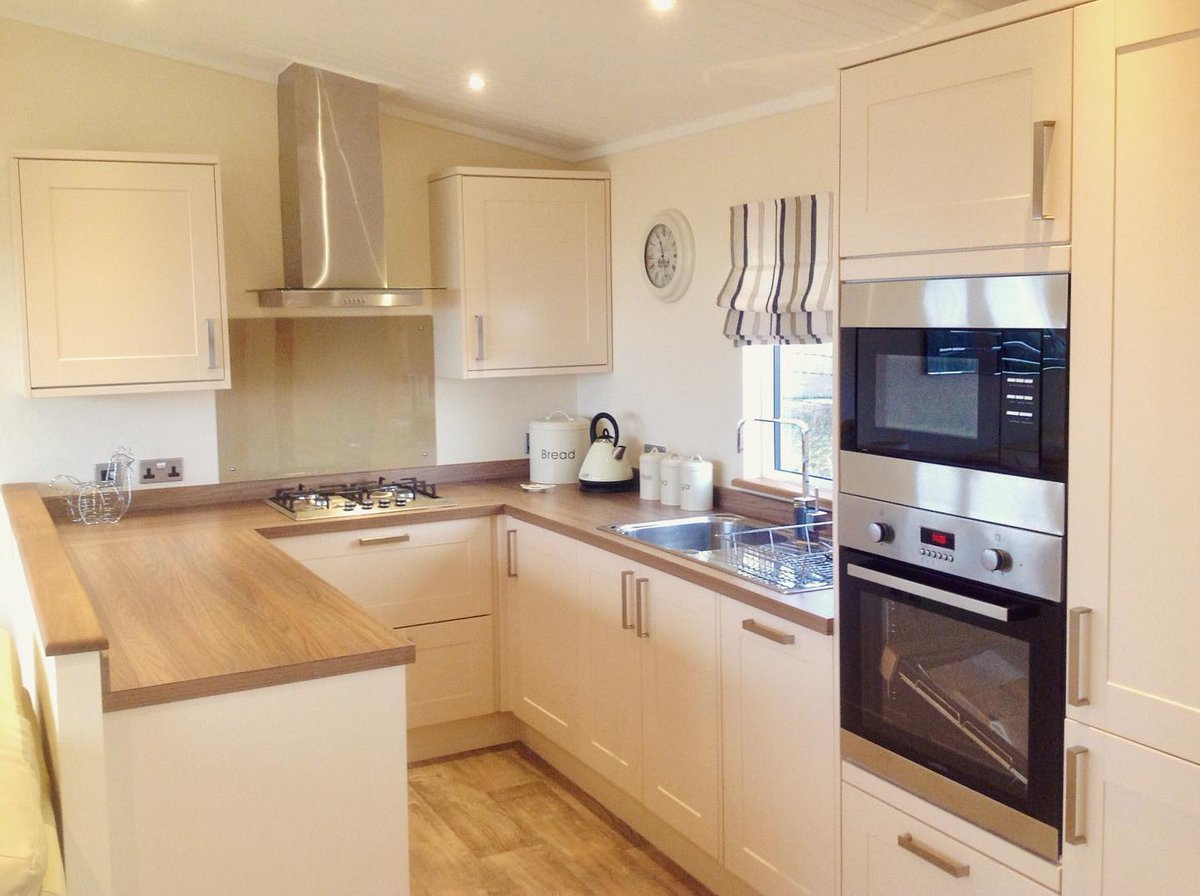 Lakeland_L_Home's tweet photo. We’re wishing everyone a Happy Easter weekend! 🐣
Here’s a #tbt to a beautiful kitchen design we installed in one of our bespoke timber lodges!
-
-
#bespoke #homedesign #interior #interiordesign #leisure #leisurepark #lodge #lodgelife #lodgestyle #luxury #property #timberlodges https://t.co/f0MXv8coGU