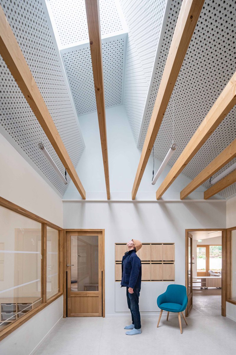 Crèche Les deux Oies à Noisy-le-Roi par <a href="/AtelierWRA/">Atelier WRA</a> 
Visite guidée en images ici : bit.ly/3rGHnlt

#architecture #social #contemporain #crèche #toit #végétal #bois #France