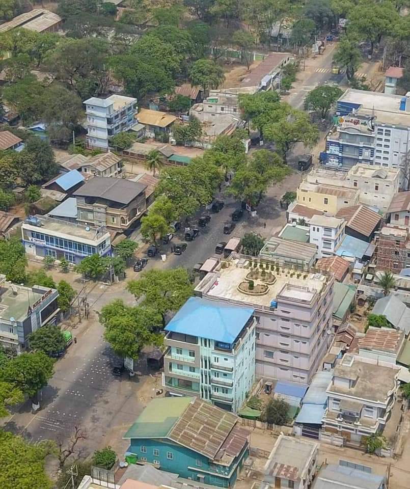 Tulip199200's tweet photo. In Monywa, Myanmar's Junta shoot people.
#WhatsHappeningInMyanmar 
#April1Coup 
#SaveMyammar 
#Monywa https://t.co/VkfSWMZpSS