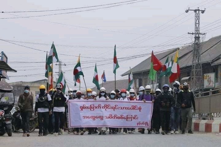 Nuw_Teth's tweet photo. In Namhkam, Shan state
Anti-Regime Movement and support abolishment of 2008 Constitution
📷 Kanbawza Tai news

#WhatsHappeningInMyanmar
#Apr1Coups https://t.co/P9IZ3xio5C