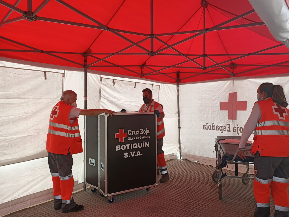 CruzRojaSevilla's tweet photo. Voluntariado de #CRÉcija, #CRDosHermanas, #CRFuentesdeAndalucia y #CRCarmona se unen a los compañeros que están atendiendo en puntos de actividades por el Plan Varal de Alcalá de Guadaíra. 
#PreventivosCruzRoja 
#PorTuSeguridad https://t.co/kw1TwcLYIk