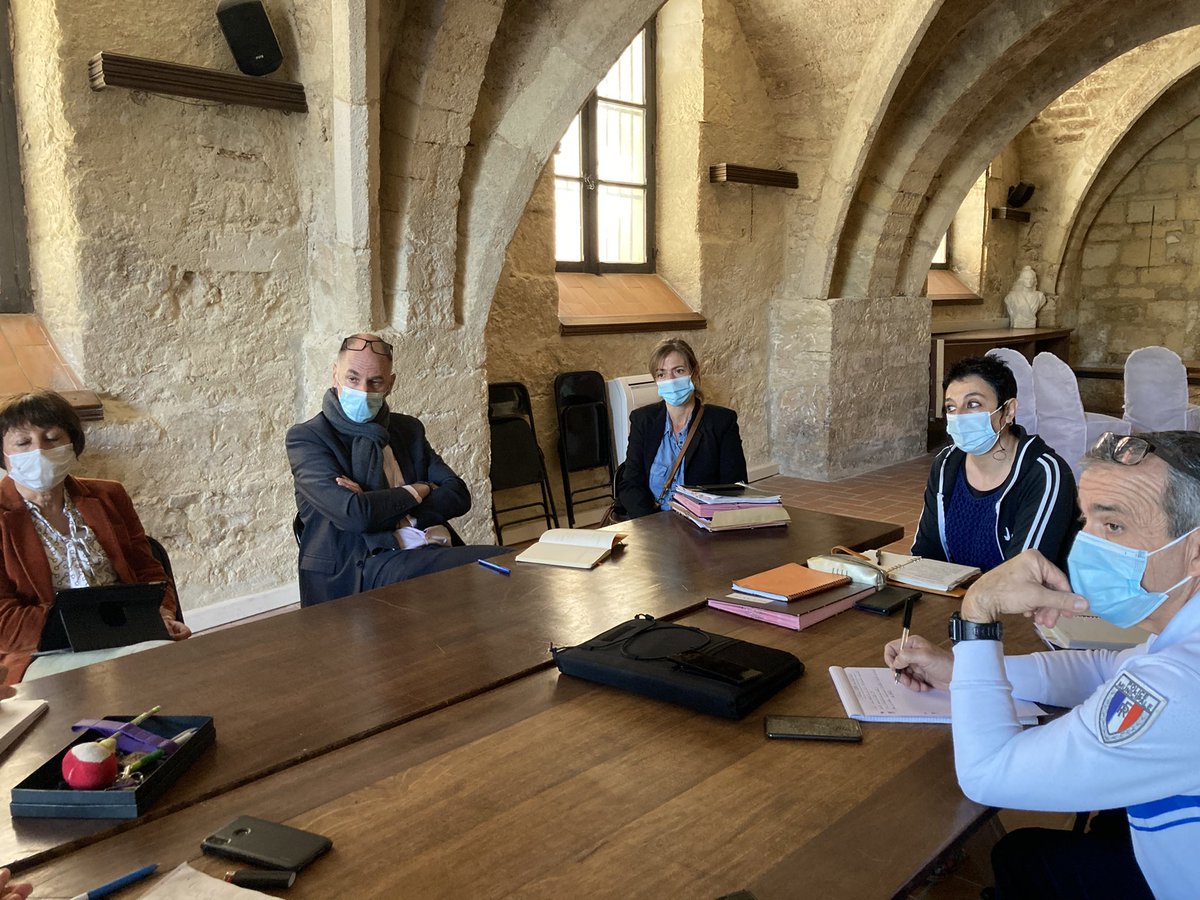 VilleCastries's tweet photo. Suite aux déclarations du président de la République relatives à l’évolution de la situation sanitaire et aux mesures nécessaires pour y répondre, Madame le maire réunit ses services et son cabinet afin d’adapter le service public de @VilleCastries https://t.co/87Co2ZlutH