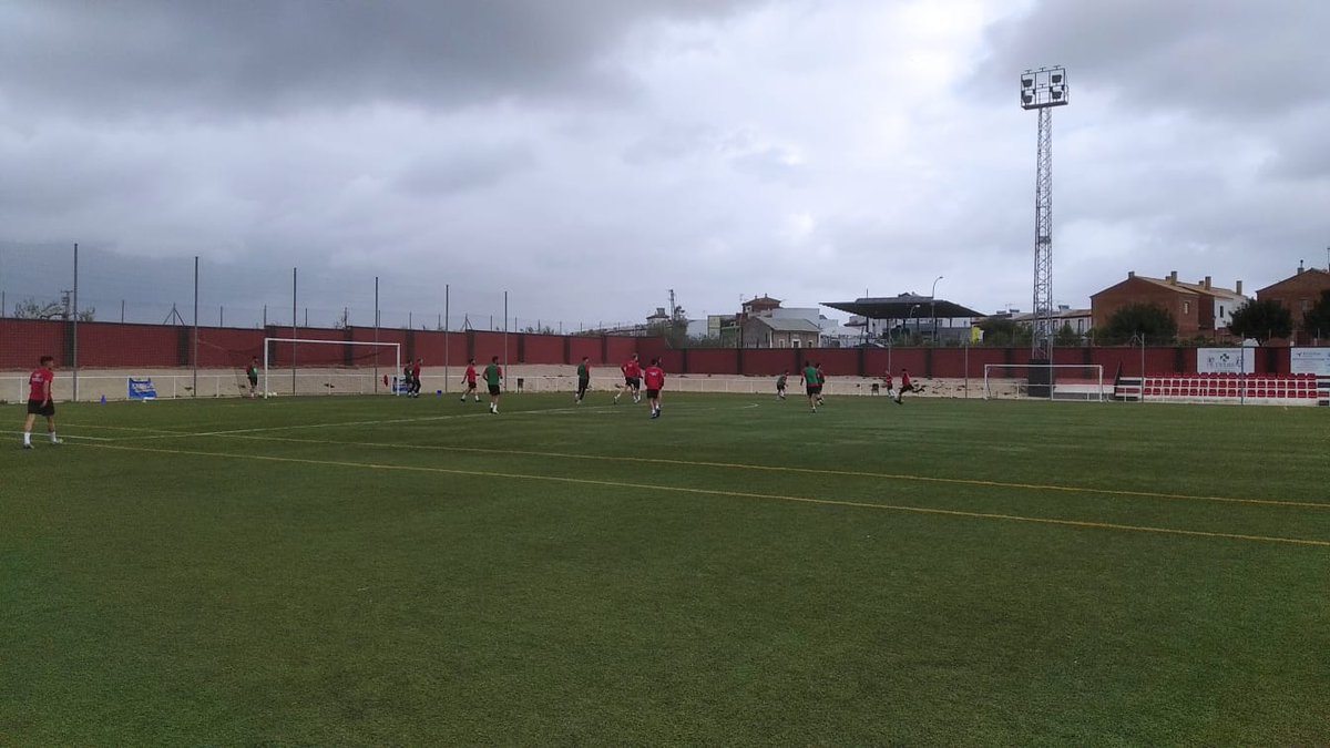 CD_Gerena's tweet photo. 🏋️‍♀️🏋️‍♀️. Nuestro equipo entrena pensando en el partido 🆚 @SanRoqueLepe. #GarrayCoraje ⚔️ https://t.co/Hlrn51OVoJ