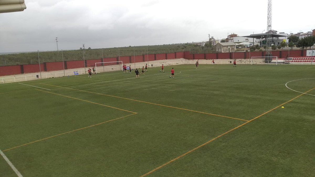 CD_Gerena's tweet photo. 🏋️‍♀️🏋️‍♀️. Nuestro equipo entrena pensando en el partido 🆚 @SanRoqueLepe. #GarrayCoraje ⚔️ https://t.co/Hlrn51OVoJ