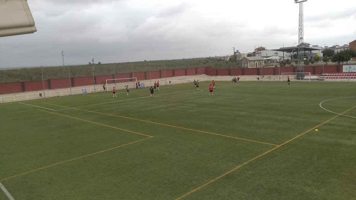 CD_Gerena's tweet photo. 🏋️‍♀️🏋️‍♀️. Nuestro equipo entrena pensando en el partido 🆚 @SanRoqueLepe. #GarrayCoraje ⚔️ https://t.co/Hlrn51OVoJ