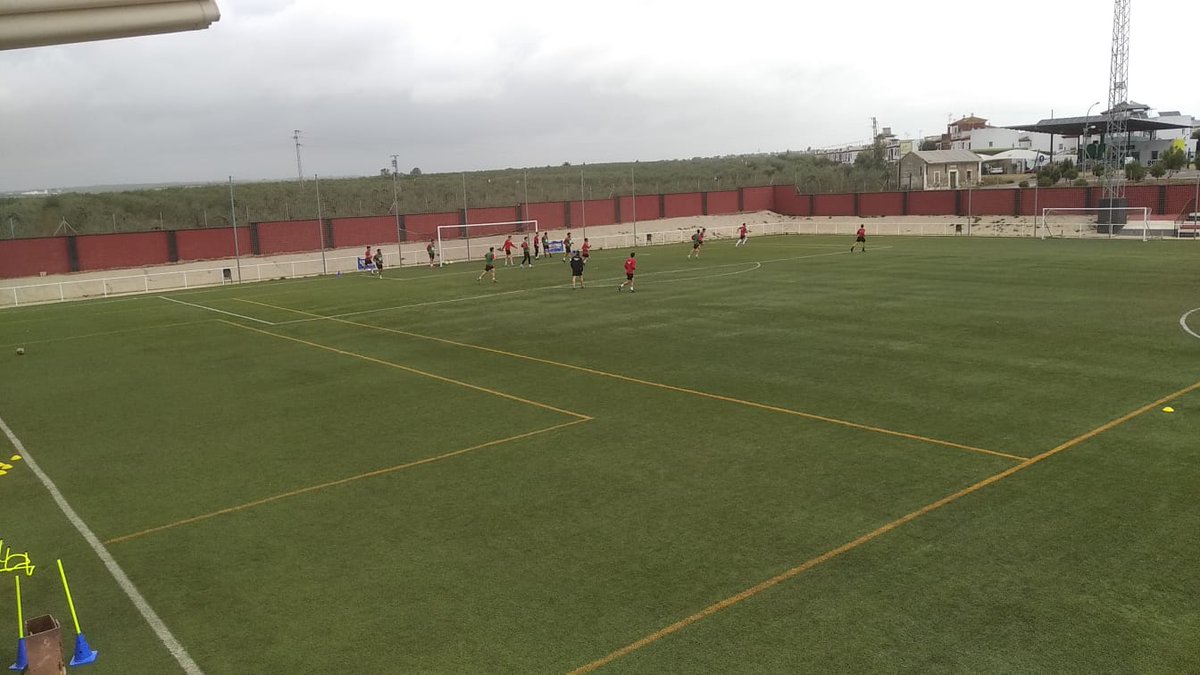 CD_Gerena's tweet photo. 🏋️‍♀️🏋️‍♀️. Nuestro equipo entrena pensando en el partido 🆚 @SanRoqueLepe. #GarrayCoraje ⚔️ https://t.co/Hlrn51OVoJ
