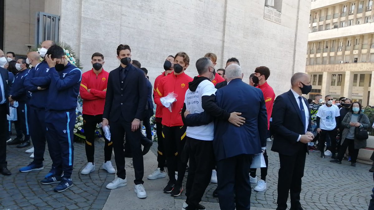 RicCaponetti's tweet photo. #Cairo e una delegazione della @OfficialASRoma Primavera presenti al funerale di Daniel #Guerini

#Lazio #Roma #Torino 

👏 Bellissimo gesto https://t.co/ZH3xts3iPl