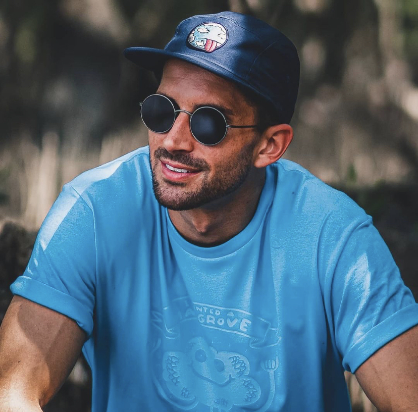 SomwrMovement's tweet photo. Viktor Lövgren with a message: “Reduce co2 emissions! The easiest way is by changing what you put on your plate (hint: go plantbased). Look for initiatives planting trees to absorb more of the co2 already in the atmosphere. Here with @somwr.movement planting mangroves 👏” https://t.co/EpsHtsiGBp