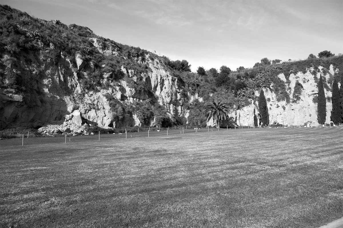 catmemoria's tweet photo. 🖼 Avui s'inaugura l'exposició #Sotalallumdelmar al @museuexili
📷 La fotògrafa #EspePons recorre els darrers indrets per on va passar el germà del seu avi, abans de ser afusellat l'any 1941.
🕊 És un homenatge a totes les víctimes de la Guerra civil i el franquisme. https://t.co/CW1xf1yF29