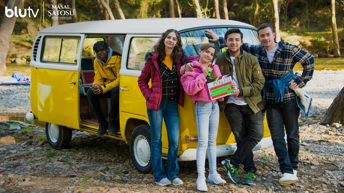 Sizlere harika bir haberimiz var. 🎈🧚 İlk özel yapım çocuk dizimizin çekimlerine başlandı. ‘Masal Şatosu: Peri Hırsızı’ çok yakında BluTV’de.  🎬