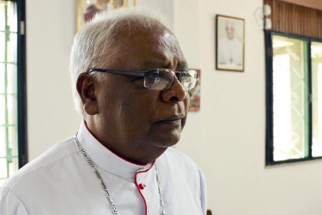lankafiles's tweet photo. නිල කතෝලික නායකත්වයේ නොසැලකිල්ල නොතකා යුද්ධයෙන් ව්යසනයට පත් දෙමළ ජනතාවට යුක්තිය සලසා දීම වෙනුවෙන් සටන් වැදුණු රදගුරු රායප්පු ජෝසප් හිමිපාණන්ගේ අවසන් කටයුතු අප්රේල් 5 දා මන්නාරම ආසන දෙව් මැදුරේ. ඔහුගේ දේහය මහජන ගෞරව සඳහා යාපනය රදගුරු නිවසේ තැන්පත් කර ඇත. #RayappuJoseph #lka https://t.co/b6Zoc8dAgx