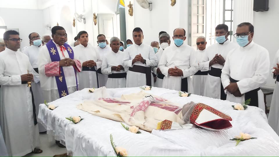 lankafiles's tweet photo. නිල කතෝලික නායකත්වයේ නොසැලකිල්ල නොතකා යුද්ධයෙන් ව්යසනයට පත් දෙමළ ජනතාවට යුක්තිය සලසා දීම වෙනුවෙන් සටන් වැදුණු රදගුරු රායප්පු ජෝසප් හිමිපාණන්ගේ අවසන් කටයුතු අප්රේල් 5 දා මන්නාරම ආසන දෙව් මැදුරේ. ඔහුගේ දේහය මහජන ගෞරව සඳහා යාපනය රදගුරු නිවසේ තැන්පත් කර ඇත. #RayappuJoseph #lka https://t.co/b6Zoc8dAgx