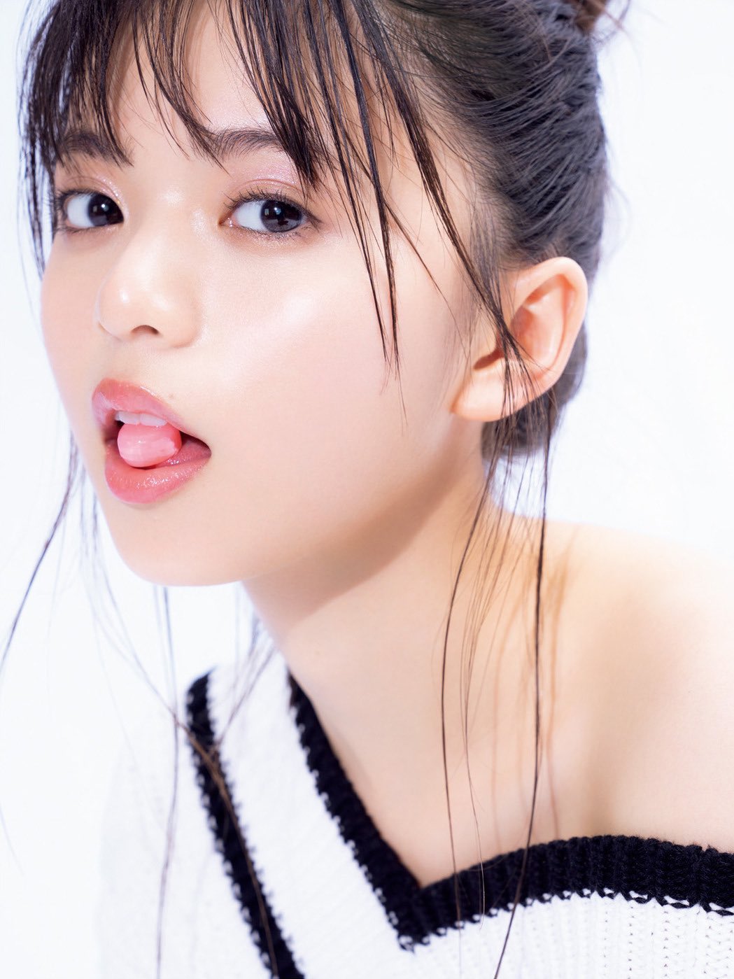 齋藤飛鳥 AI 【乃木坂46 齋藤飛鳥ちゃんの愛用コスメ💖】 〜ベースメイク・アイメイクなど〜 ＊ベースはナチュラルなツヤ肌に  ＊眉毛はナチュラル感を残す並行眉 ＊下まぶたにラメなどのアイシャドウを仕込む⭐️ ＊まつ毛は放射状に上げる ＊アイラインで ...