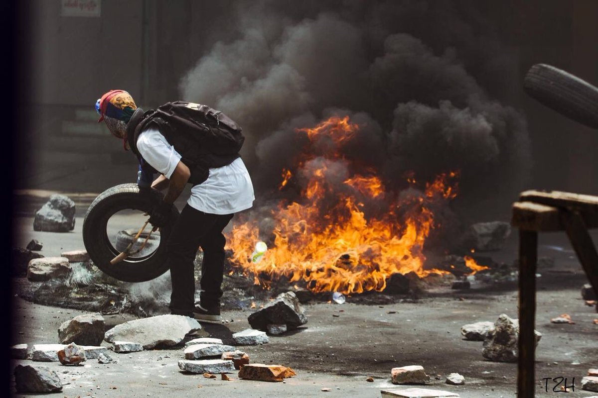 Jiyunnne's tweet photo. tw // fire
Pictures of youths from Mandalay building fortresses and protesting against this military dictatorship on ManawHari street today.
SUPPORT FEDERAL ARMY 
#forceavote 
#MilkTeaAlliance 
#WhatsHappeningInMyanmar
#Apr1Coup https://t.co/m0rQJ52sOr