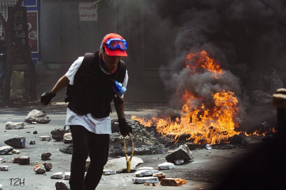 Jiyunnne's tweet photo. tw // fire
Pictures of youths from Mandalay building fortresses and protesting against this military dictatorship on ManawHari street today.
SUPPORT FEDERAL ARMY 
#forceavote 
#MilkTeaAlliance 
#WhatsHappeningInMyanmar
#Apr1Coup https://t.co/m0rQJ52sOr