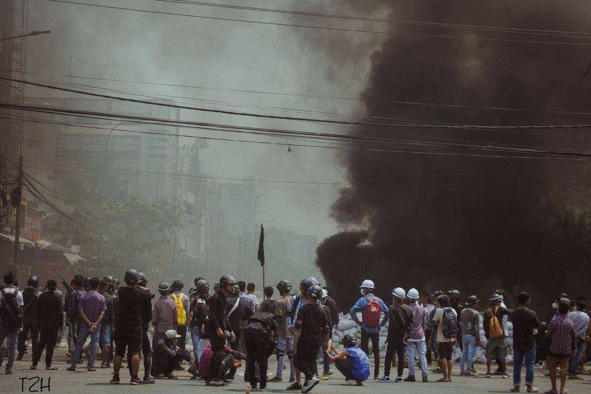 tw // fire
Pictures of youths from Mandalay building fortresses and protesting against this military dictatorship on ManawHari street today.
SUPPORT FEDERAL ARMY 
#forceavote 
#MilkTeaAlliance 
#WhatsHappeningInMyanmar
#Apr1Coup