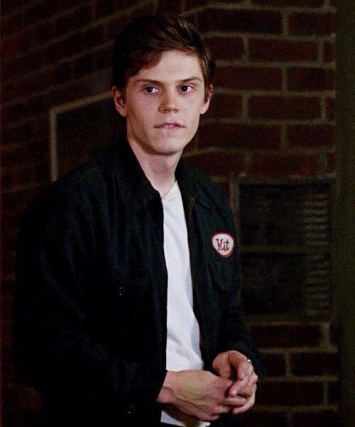 Angelic19159710's tweet image. His hands...god dayum😺#evanpeters #kitwalker #ahs #asylum