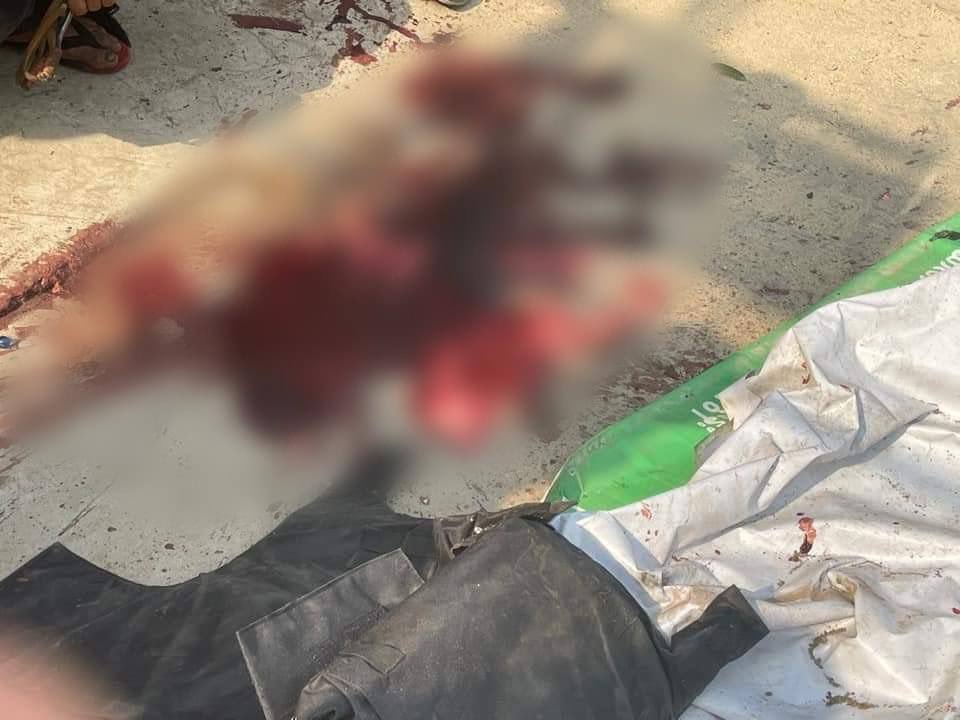 DimpleMariah's tweet photo. tw // blood 
Military terrorists shot a man, covered him with raincoat, beat him again to death and carried the body in their truck. Another was also shot in the stomach reportedly.
SUPPORT FEDERAL ARMY
#Apr1Coup
#WhatsHappeningInMyanmar https://t.co/2sDk5KywPi