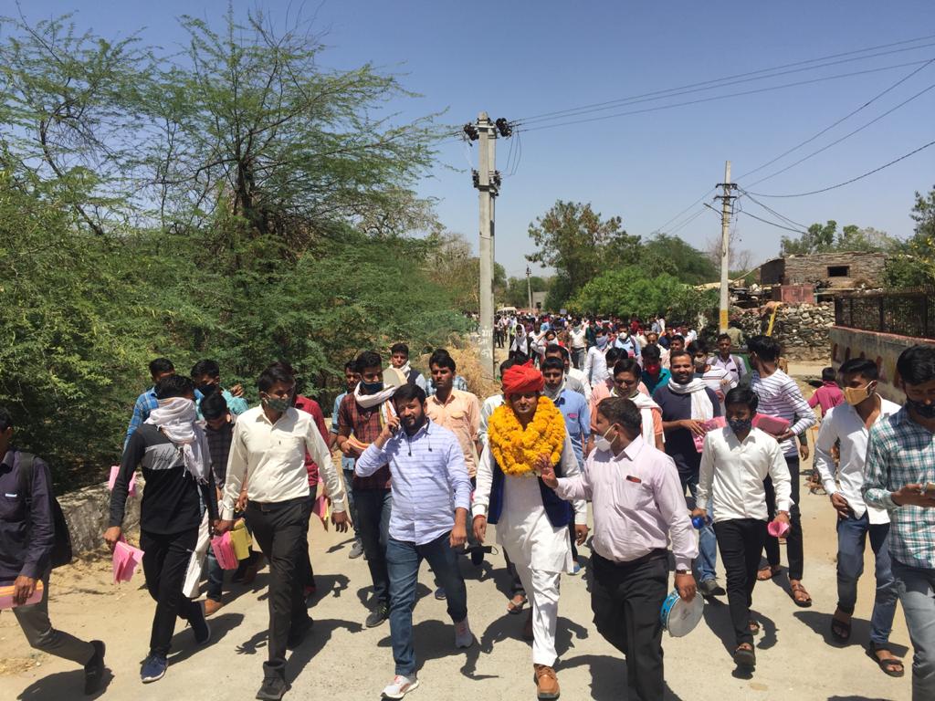 TheUpenYadav's tweet photo. संघर्ष जारी है l
#लड़ेंगे_और_जीतेंगे
#नौकरी_नहीं_तो_वोट_नहीं https://t.co/eykV2T9GEM