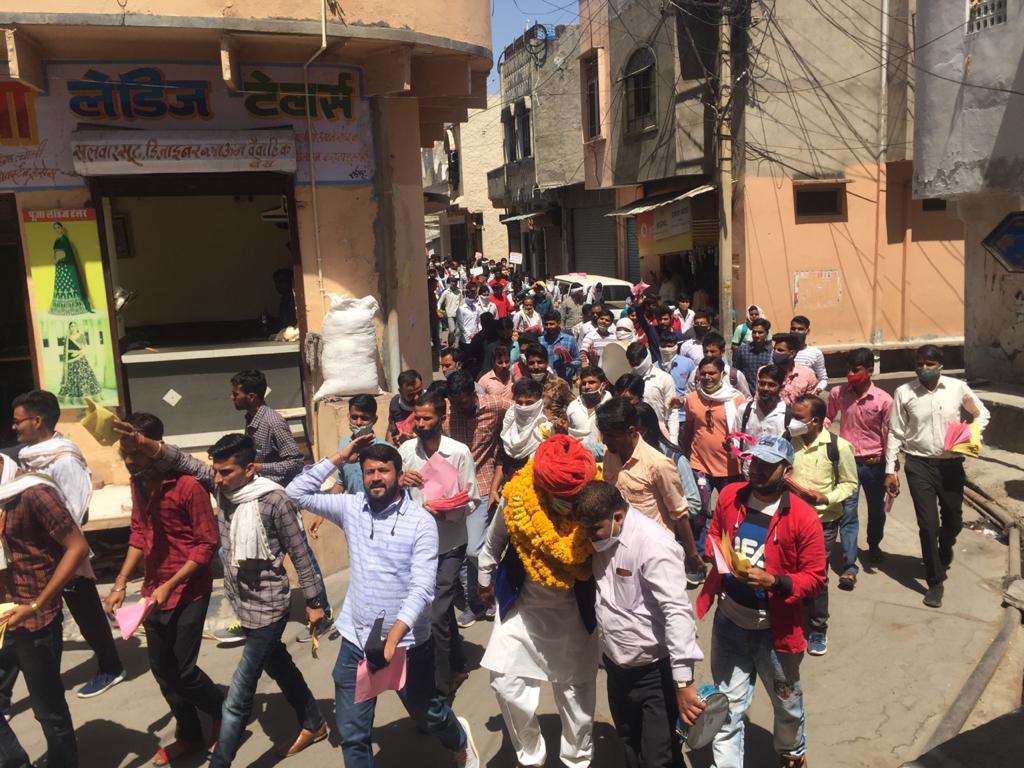 TheUpenYadav's tweet photo. संघर्ष जारी है l
#लड़ेंगे_और_जीतेंगे
#नौकरी_नहीं_तो_वोट_नहीं https://t.co/eykV2T9GEM