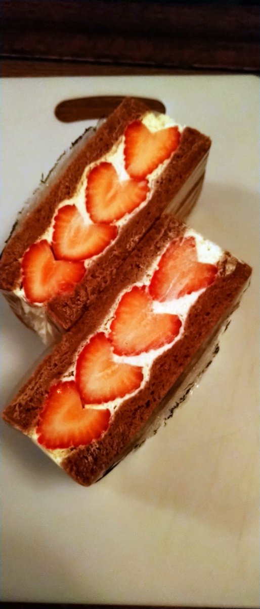 Chie 話題のマリトッツォとフルーツサンド 服部天神駅近くのぽんぽことゆうカレーパンとサンドイッチのお店の話題の新製品 今回マリトッツォはティラミス フルーツサンドはパイナップル どちらも食べごたえがあってとっても美味しい ぽんぽこ マリトッツォ