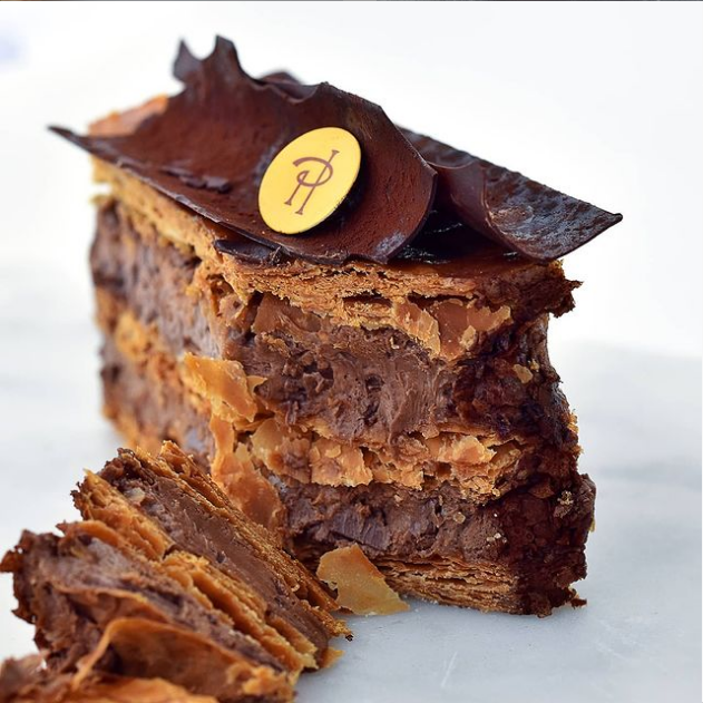 Comment résister au #Millefeuille #Infiniment #Chocolat de #PierreHermé ? Un délicieux jeu de textures dans un gâteau qui exprime les arômes du chocolat dans toute sa puissance… Disponible en boutiques et en ligne uniquement jusqu’au dimanche 4 avril 📷: @pastry_hunter