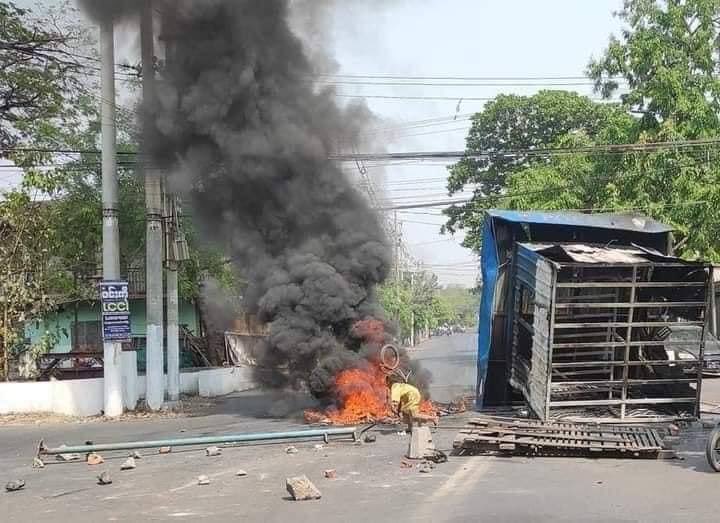 DimpleMariah's tweet photo. Massive military terrorist forces are deployed in Mandalay, burning down residents' properties and slaughtering unarmed civillians.
SUPPORT FEDERAL ARMY
#Apr1Coup
#WhatsHappeningInMyanmar https://t.co/kLGMMi0JPg