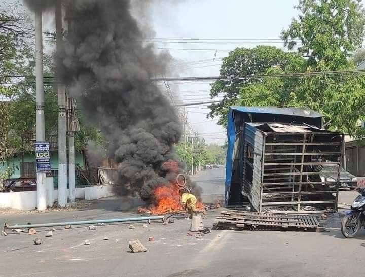 DimpleMariah's tweet photo. Massive military terrorist forces are deployed in Mandalay, burning down residents' properties and slaughtering unarmed civillians.
SUPPORT FEDERAL ARMY
#Apr1Coup
#WhatsHappeningInMyanmar https://t.co/kLGMMi0JPg