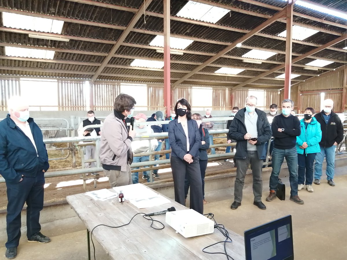 FDSEA et <a href="/Ja42Jaloire/">Ja_Loire</a> ont invité aujourd'hui <a href="/Prefecture42/">Préfète de la Loire</a> à Pouilly sous Charlieu.
+50 agriculteurs présents pour évoquer en direct certains des sujets incontournables pour l'avenir de l'agriculture: prix des produits et EGAlim, environnement, zones vulnérables, PAC, climat...