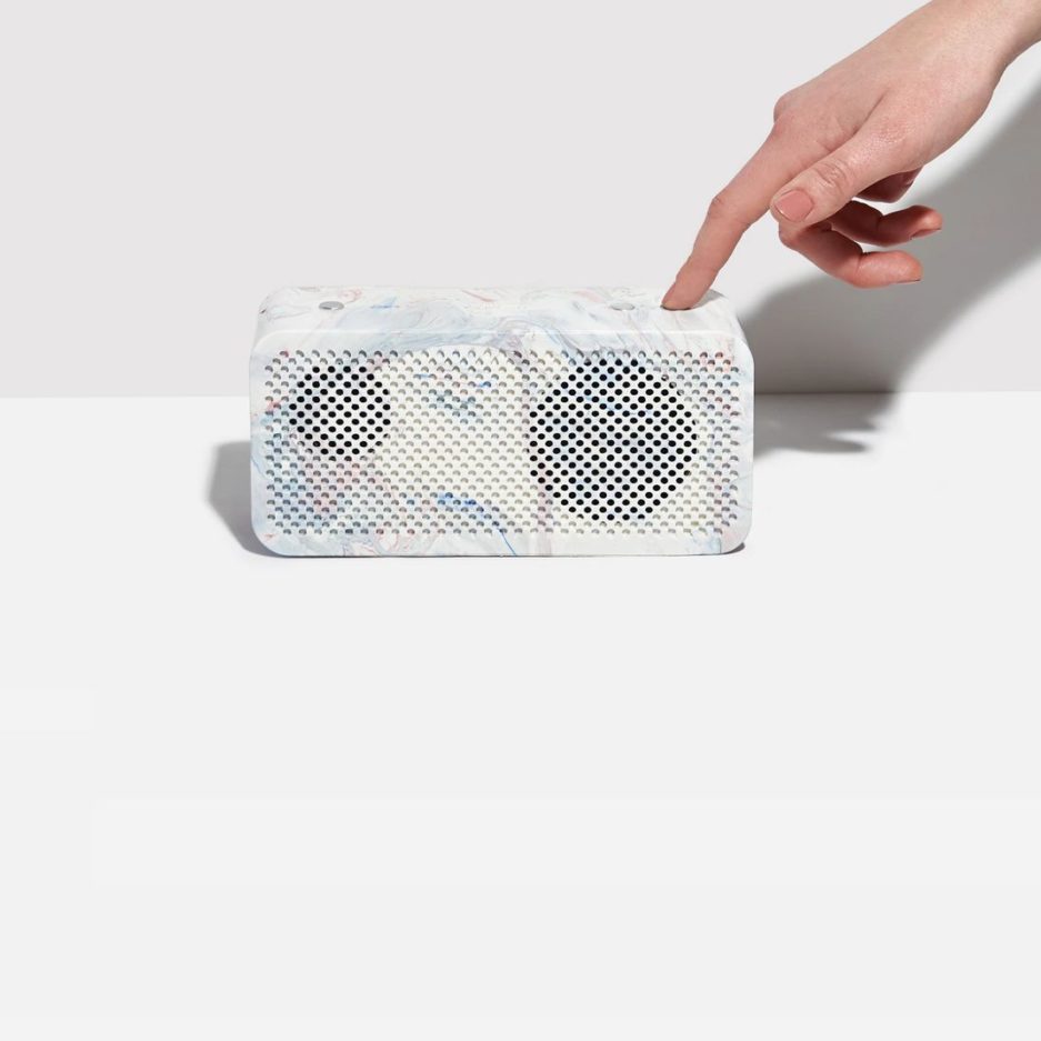 Gomi Designs World’s First Portable Speaker From Non-Recyclable Trash

A minimum of 100 bags worth of plastic waste goes into making each speaker that was supposed to go into landfills.

Read more: oldnwise.com/?p=1081

#recycled #recycledwaste