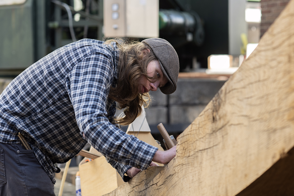 De middeleeuwse #stadskraan die ooit aan de werf bij het stadhuis stond keert terug aan de Weerdsingel, pal naast de #Monicabrug. Het houten bouwwerk wordt momenteel op traditionele wijze herbouwd door leerlingen van de #Ambachtsschool Vreeswijk. <a href="/UtrechtZaken/">Utrechtse Zaken</a> ging op bezoek.