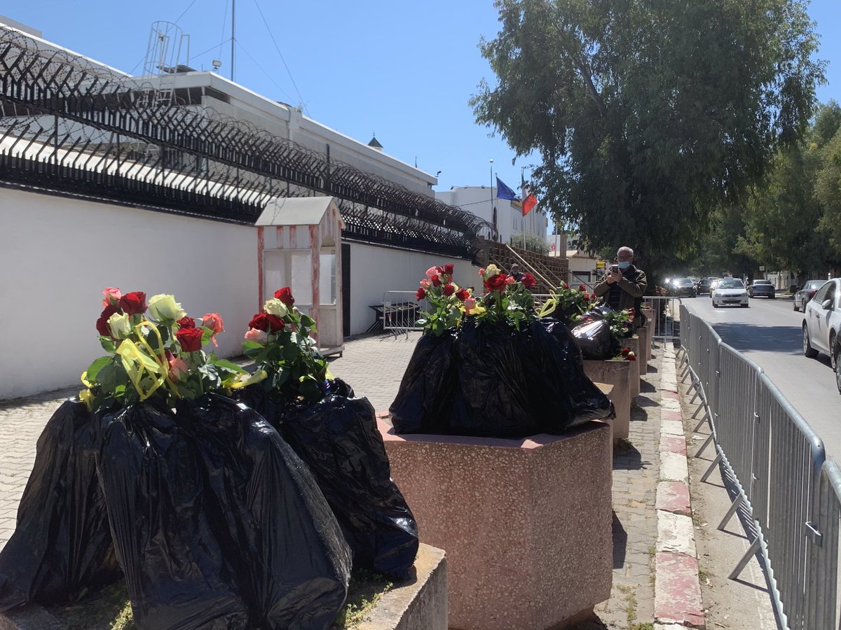 «Reprends ta merde» écrit sur une banderole.
Manifestation devant l’ambassade italienne #Tunis.
282 containers (7800 tonnes) de déchets ménagers arrivés illégalement d’#Italie entre mai et juillet 2020 sont toujours en #Tunisie.
Vaste affaire de corruption et trafic de poubelles.