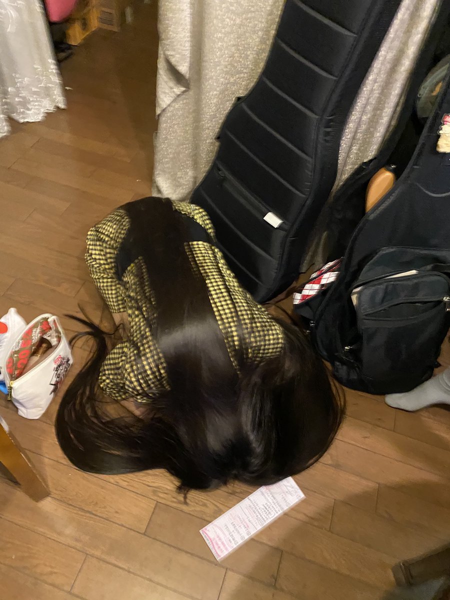milky_BAND's tweet photo. ライブ前にセトリ表を無くして、
パニックになった久保、、、🥺

その後無事見つかり
みんなにあやまる久保、、、🥺

こんなロン毛な🙇‍♀️見たことないレアですな🥺

#みるきーこうかんにっき　#45頁

ねくすと久保！ https://t.co/kpXfljvpXj