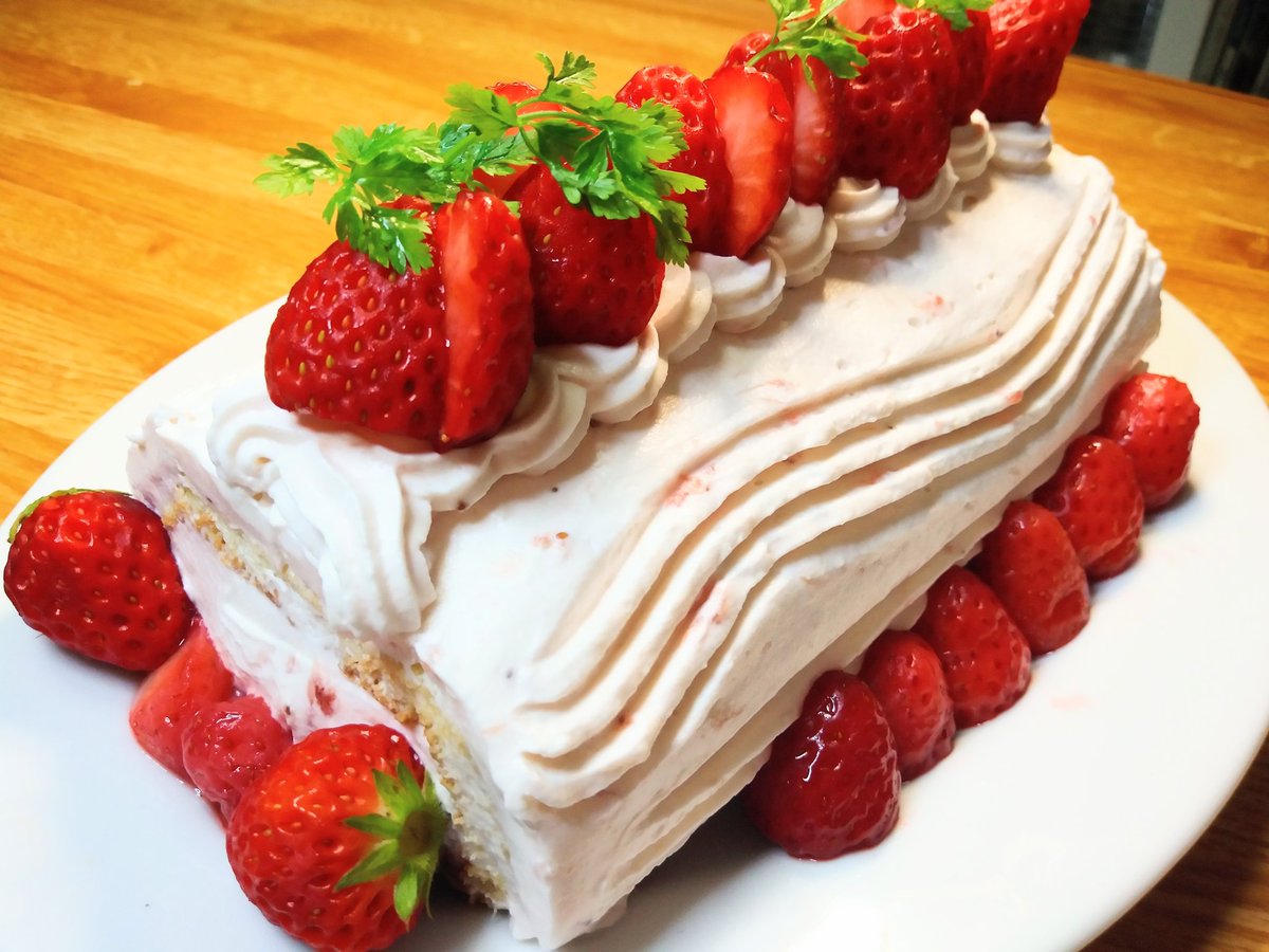 自宅dessert できた イチゴまみれのロールケーキでございます デザート作りの工程を動画にしましたのでご視聴いただければ大変嬉しく思います T Co 4q13tizgfr デザート 自宅 おうちデザート ロールケーキ イチゴ 苺 春の