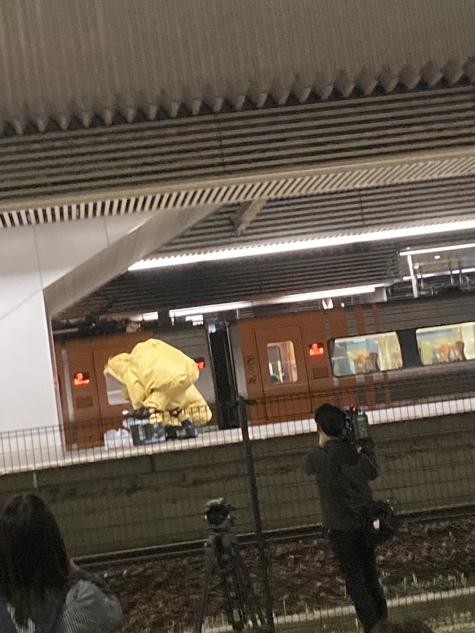 岡山駅の不審物騒ぎで防護服を着ている消防隊の画像