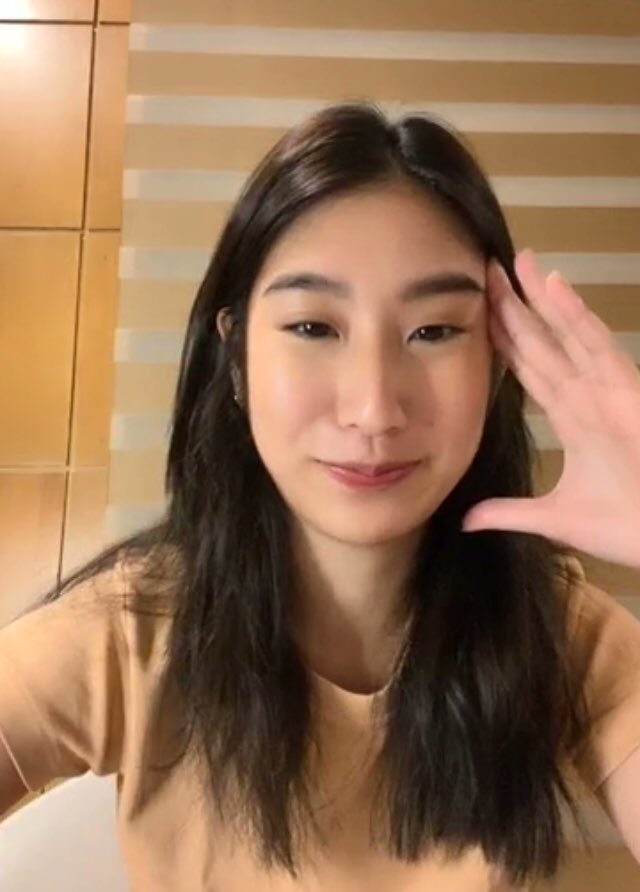 MandysAngel's tweet photo. ayan na siyaaaaaa hahaha seryoso daw dapat ngayon yung live pero tawang tawa siya HAHAHAAHAHAHAHSHAHAHAHAHAHA @amandaazamora https://t.co/NnN7WZxH3i