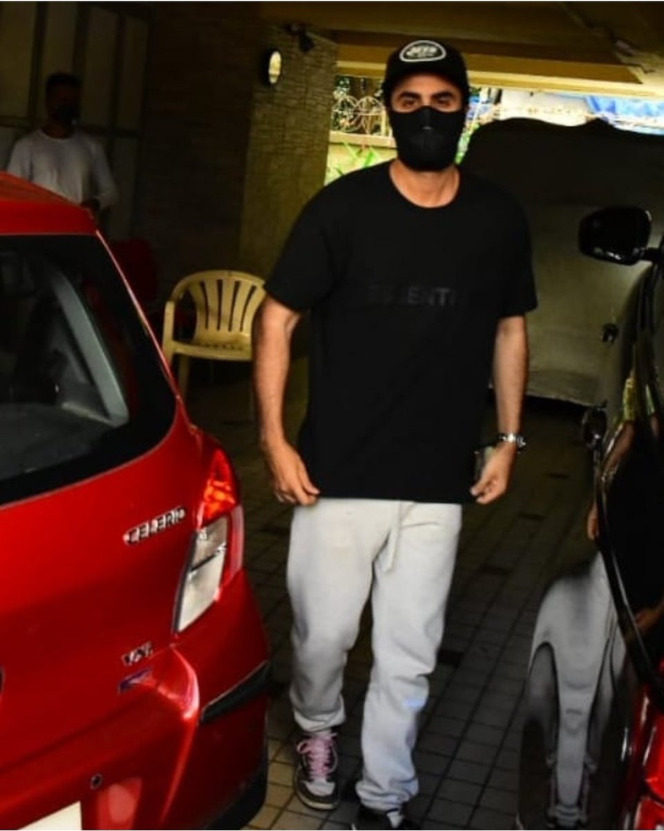 🔥 Ranbir's Awesomeness 🔥 on X: RANBIR KAPOOR in #Amiri Shotgun T-shirt ,  @ray_ban round mirrored sunglasses, @Dsquared2 jeans and #Yeezy sneakers   / X