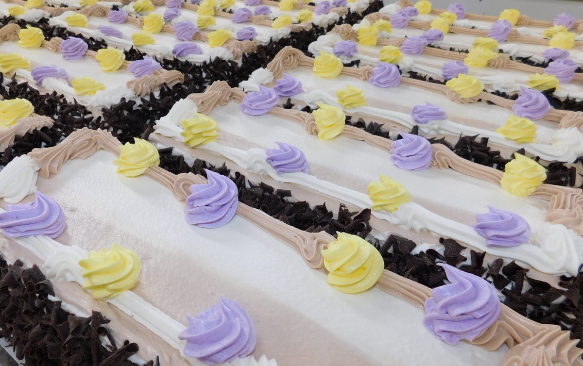 A reminder that we will be closed tomorrow for Good Friday, we'll be open for business as usual on Saturday open 9am-5pm. 

#awinnipegtradition #winnipeglogcake #jeannesbakery #shoplocalmb #wpg #exploremb #wemakememories #winnipegeats #spring