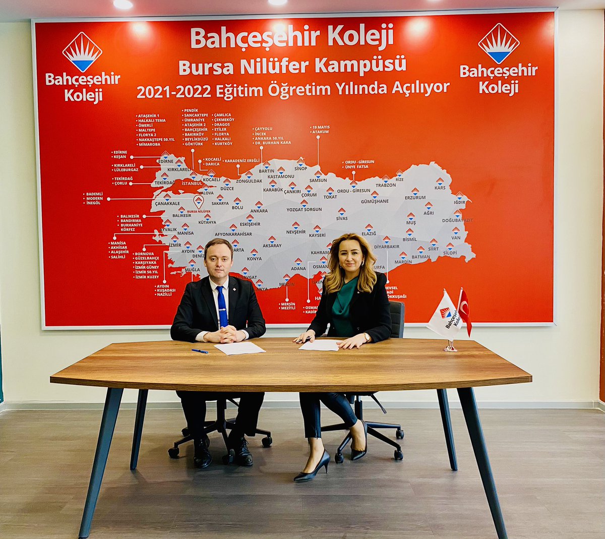 mentora_tr's tweet photo. Bahçeşehir Koleji Yabancı Diller Direktörü ve 
Mentora Education Group Genel Müdürü
Matthew Benton Bursa temsilciliğimiz ile yeni dönem projeleri için bir araya gelerek protokol imzaladılar. https://t.co/j7xSBQEkAO