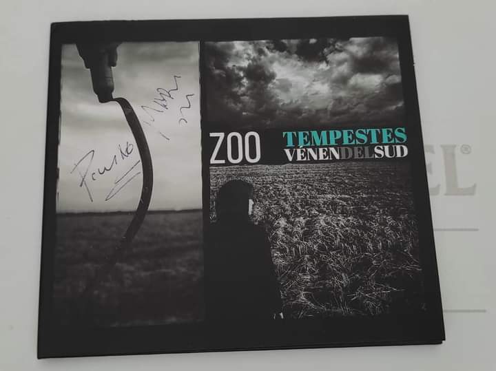 RSPCaceres's tweet photo. Hace tiempo, cuando podíamos hacer estas cosas, estuvimos en un concierto de @ZooPosse y los cracks nos dieron dos CDs firmados y una camiseta...

Pues llegó la hora de sortearlo!!

Los hemos puesto en el bar Ripley,  daos prisa que vuelan 🔥🔥🔥

#RipleyRSPColabo https://t.co/7E3I2brfss